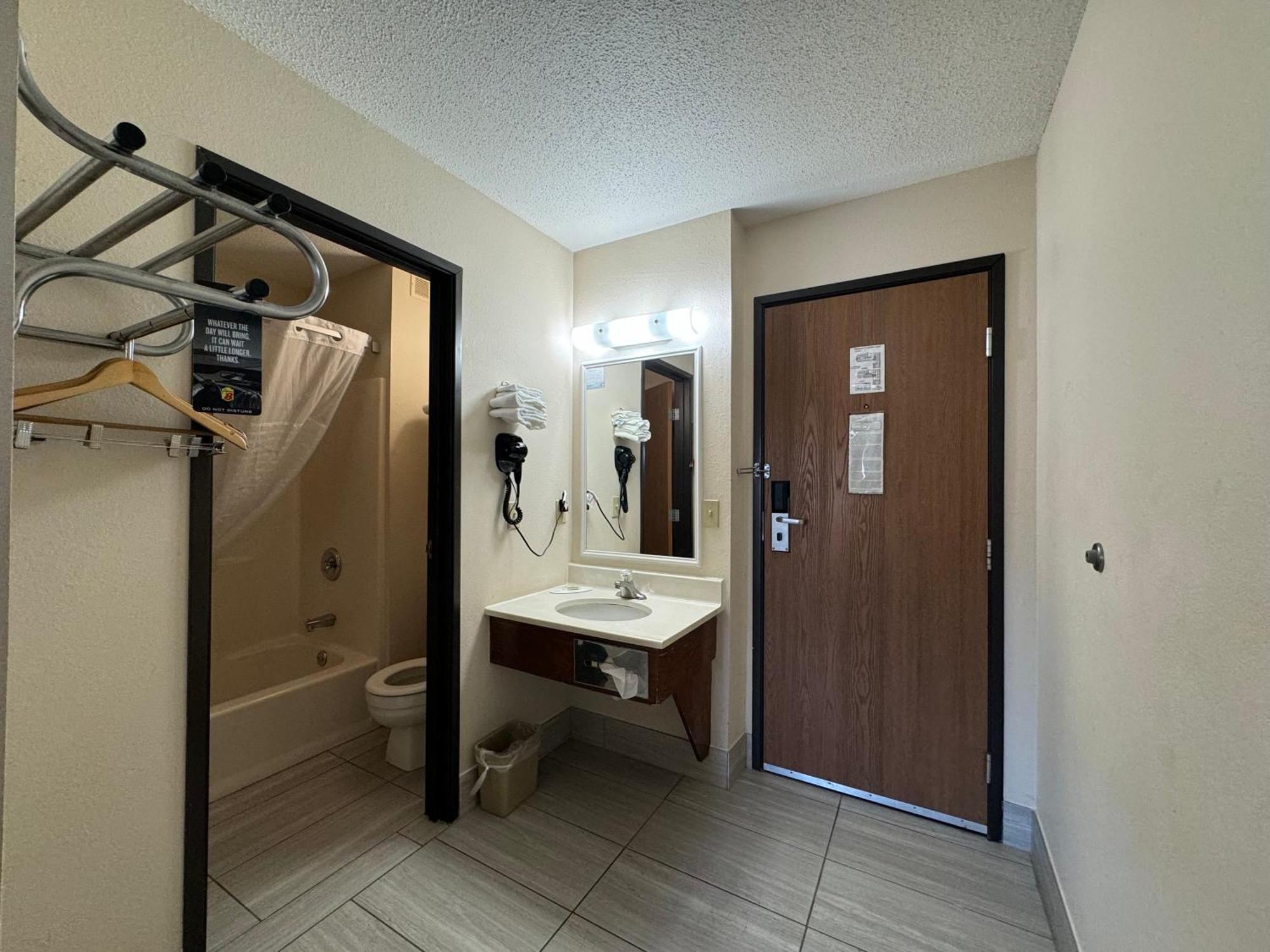 ซูเปอร์ 8 บาย วินด์แฮม โคลัมเบีย คล้าร์ก เลน Hotel ภายนอก รูปภาพ