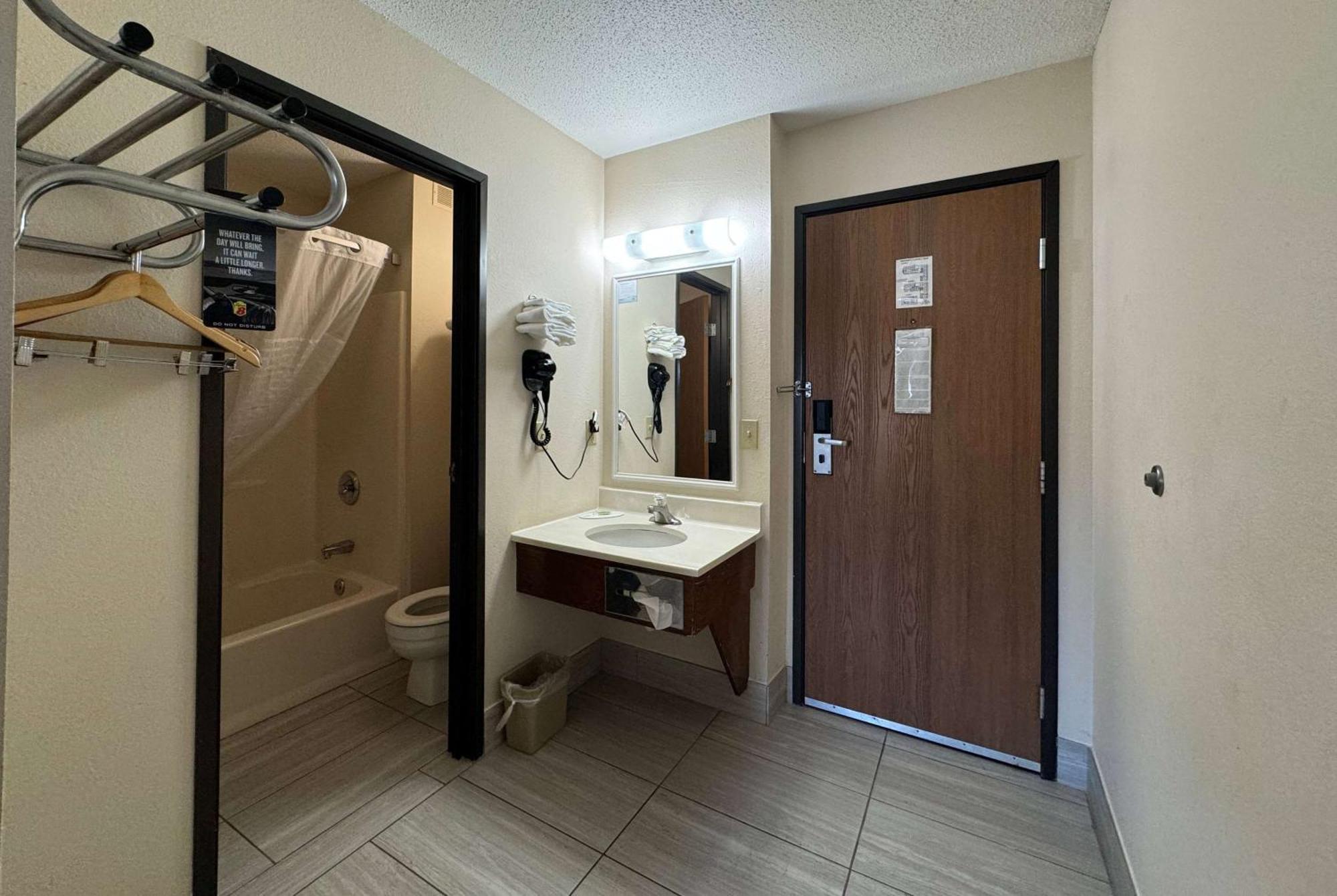 ซูเปอร์ 8 บาย วินด์แฮม โคลัมเบีย คล้าร์ก เลน Hotel ภายนอก รูปภาพ